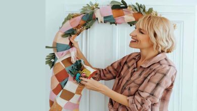How to Make a Wreath With Fabric Squares